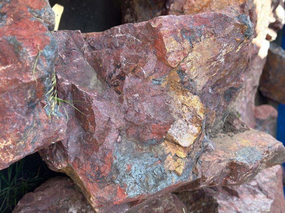 Камни для ландшафтного дизайна красно-фиолетовые 10-60 килограмм купить в Московской области