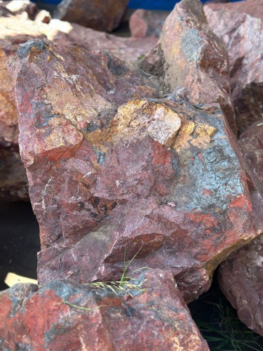 Камни для ландшафтного дизайна красно-фиолетовые 10-60 килограмм купить в Московской области