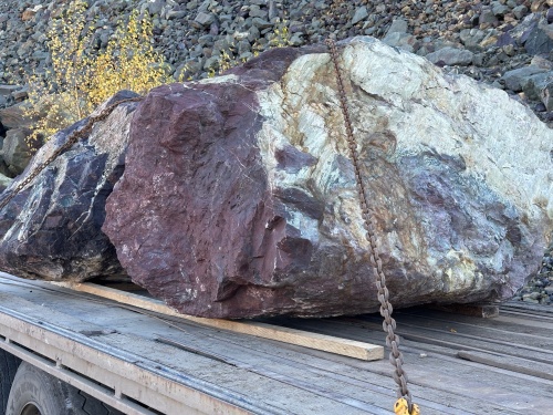 Огромные красно-фиолетовые валуны для ландшафтного дизайна весом более 5 тонн купить в Московской области