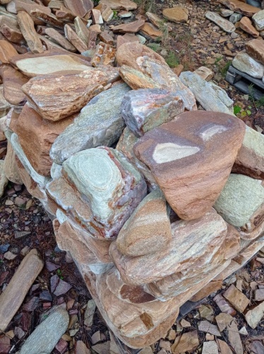 Златолит жёлтый, жёлто-зелёный глыбки и валуны для ланшафтного дизайна купить в Московской области