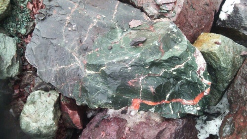 Гигантские зелёные валуны для ландшафтного дизайна весом более 5 тонн купить в Московской области