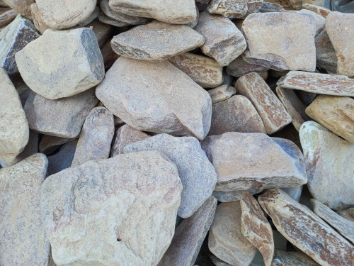 Златолит жёлтый, жёлто-зелёный глыбки и валуны для ланшафтного дизайна купить в Московской области