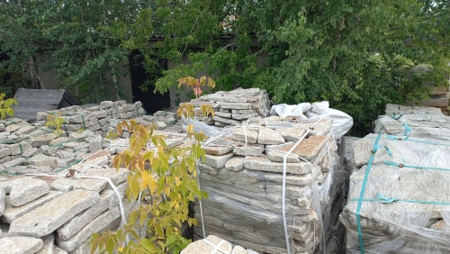 Плитняк галтованный гранитный для ландшафтного дизайна купить в Московской области