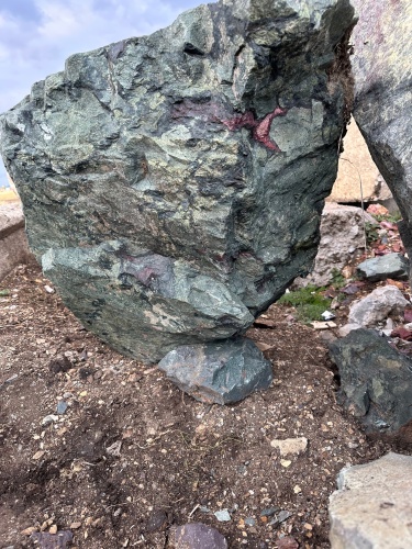 Гигантские зелёные валуны для ландшафтного дизайна весом более 5 тонн купить в Московской области