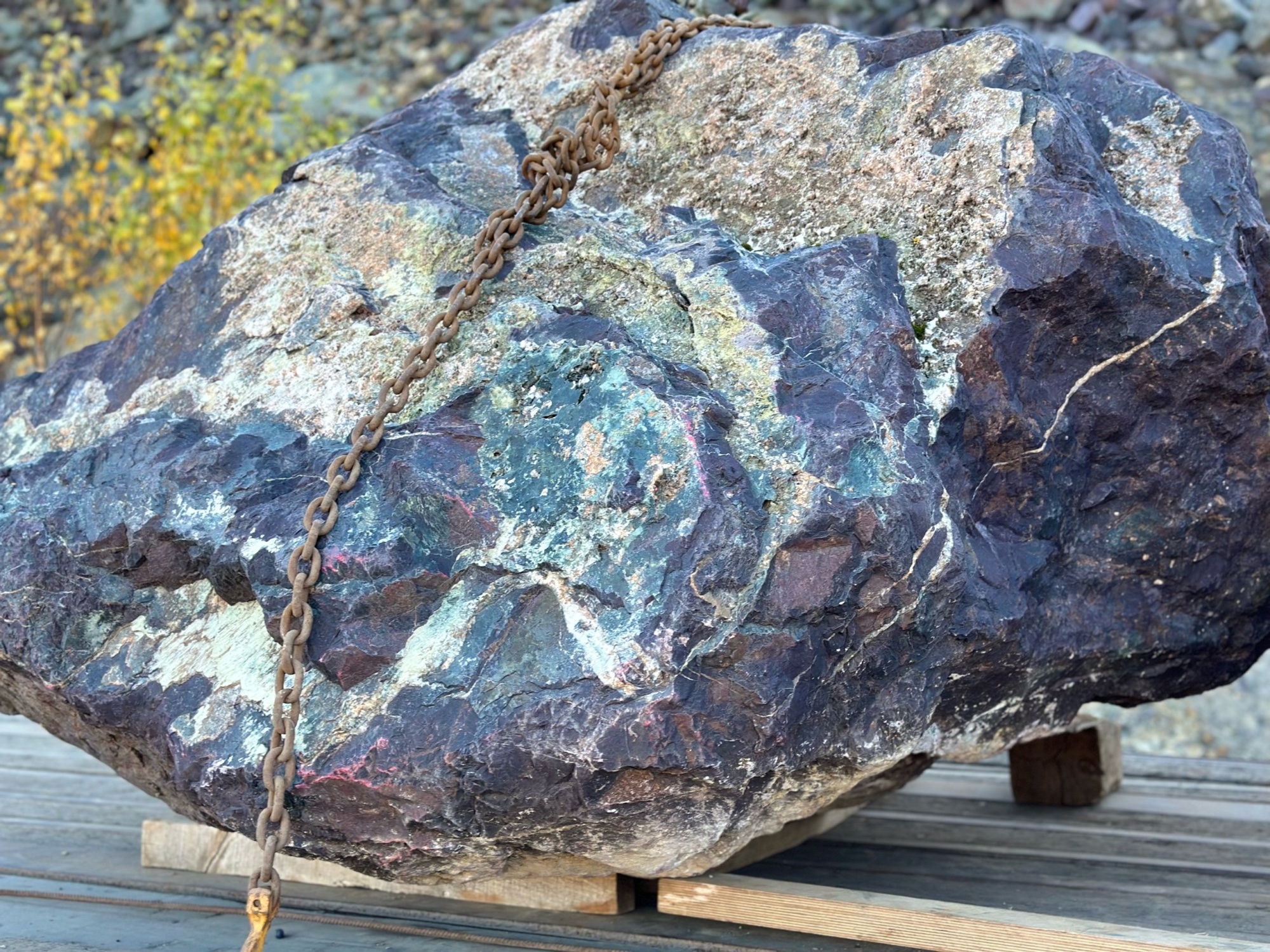 Огромные красно-фиолетовые валуны для ландшафтного дизайна весом более 5 тонн купить в Московской области