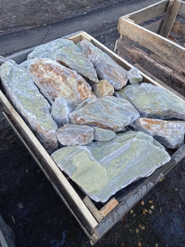 Златолит жёлтый, жёлто-зелёный глыбки и валуны для ланшафтного дизайна купить в Московской области