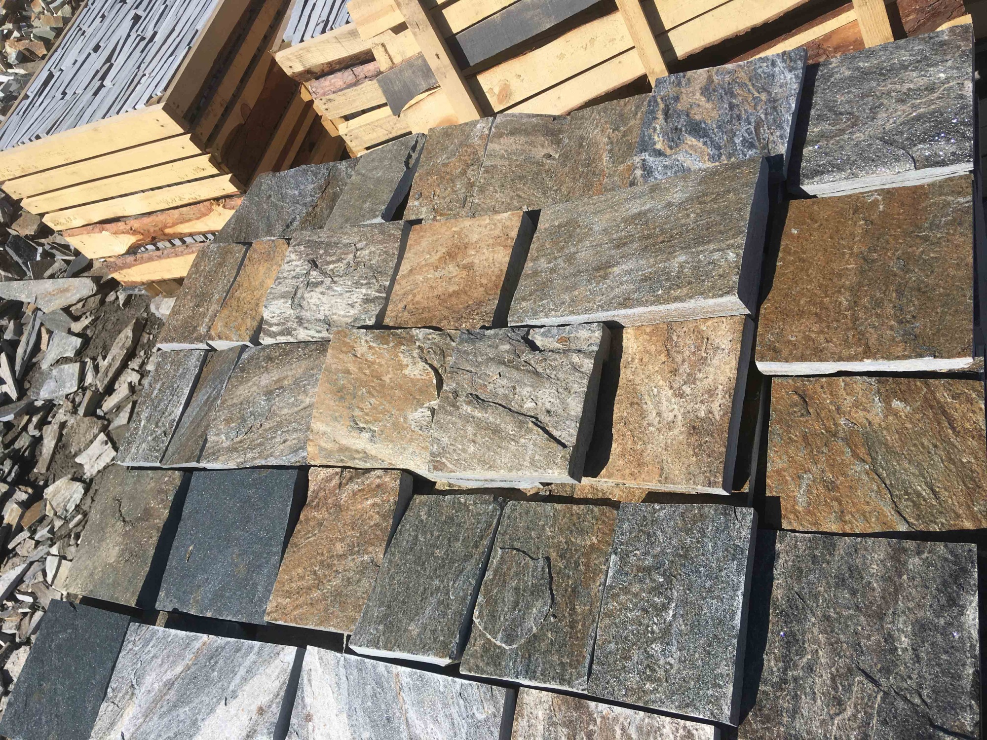 Плитка пилёная златолит Уральский для цоколя, отмостки купить в Московской области