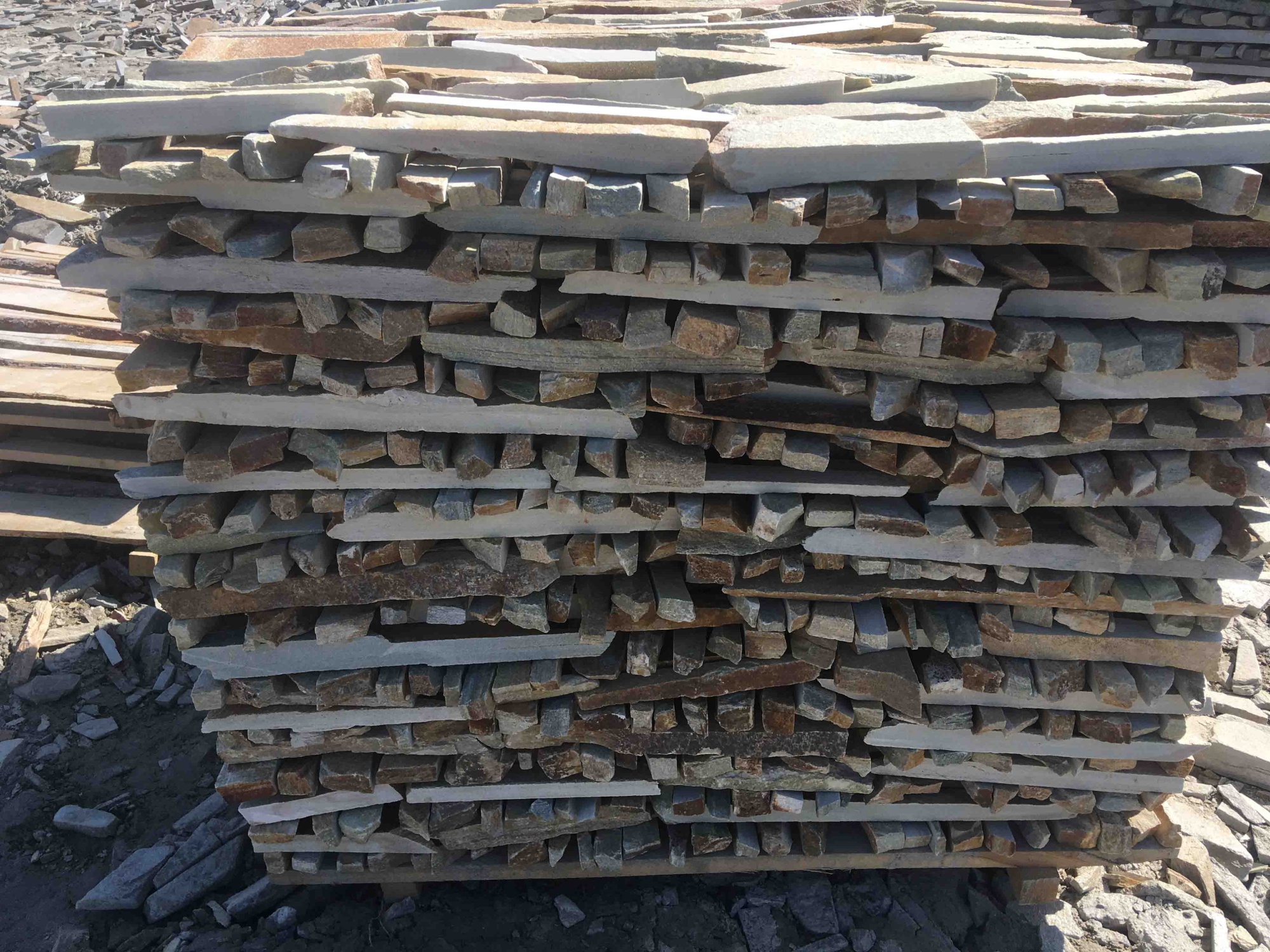 Горбушка златолит золотистый для облицовки купить в Московской области