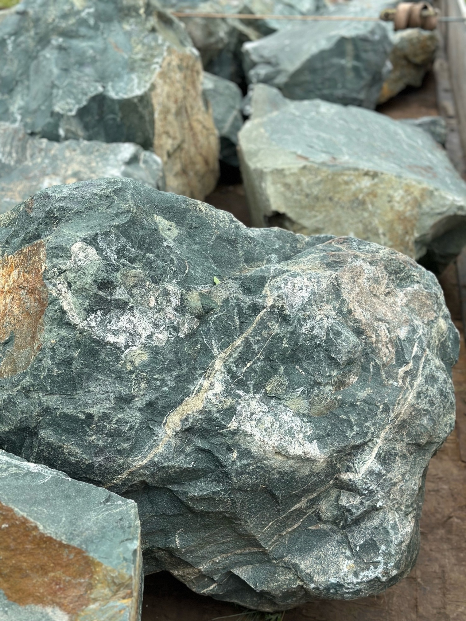 Камни для ландшафтного дизайна зелёные 10-60 килограмм купить в Московской области