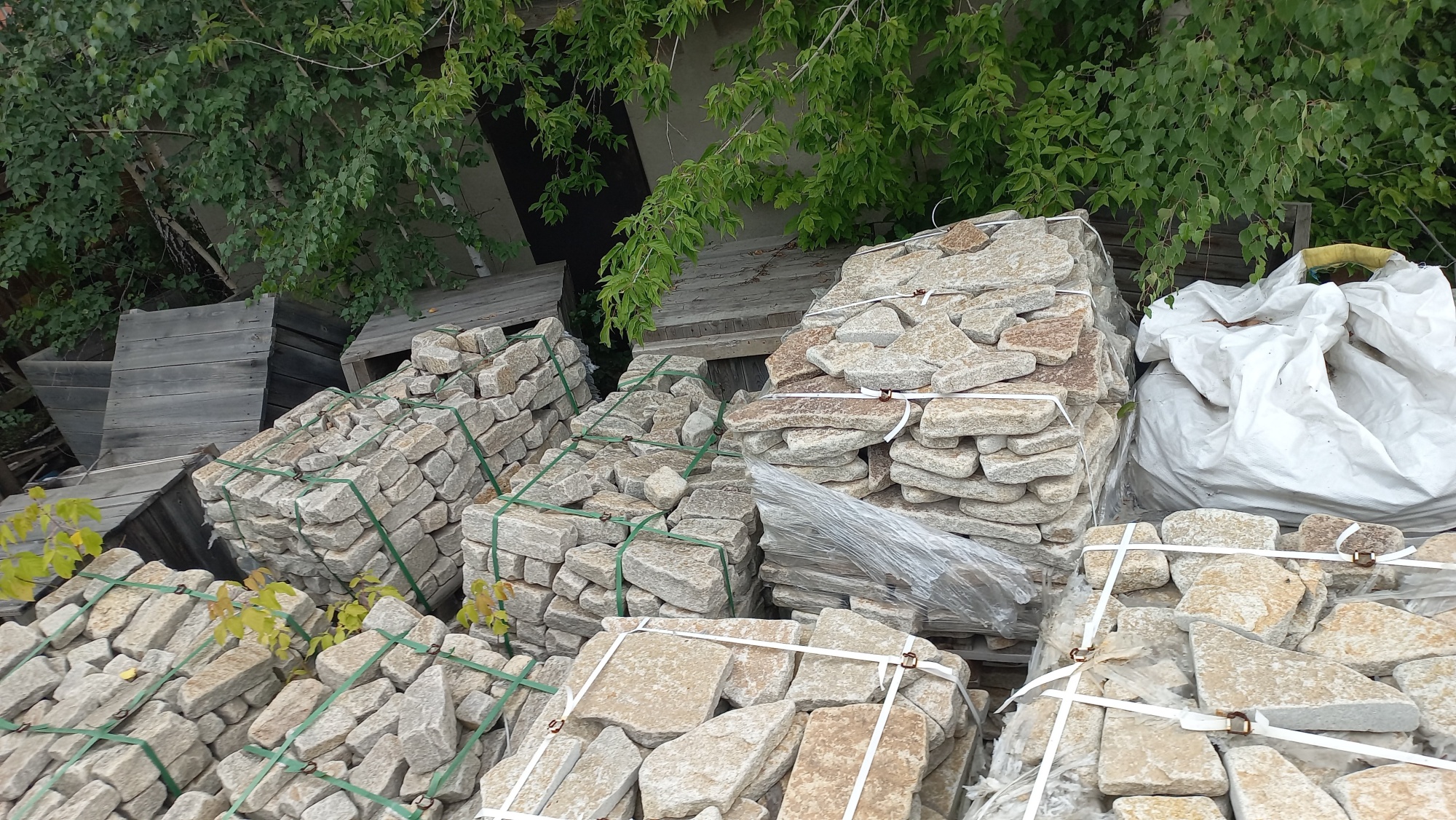 Плитняк гранитный галтованный купить в Московской области