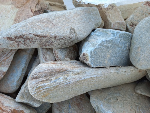 Златолит жёлтый, жёлто-зелёный глыбки и валуны для ланшафтного дизайна купить в Московской области