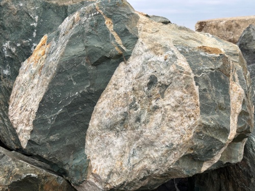 Гигантские зелёные валуны для ландшафтного дизайна весом более 5 тонн купить в Московской области