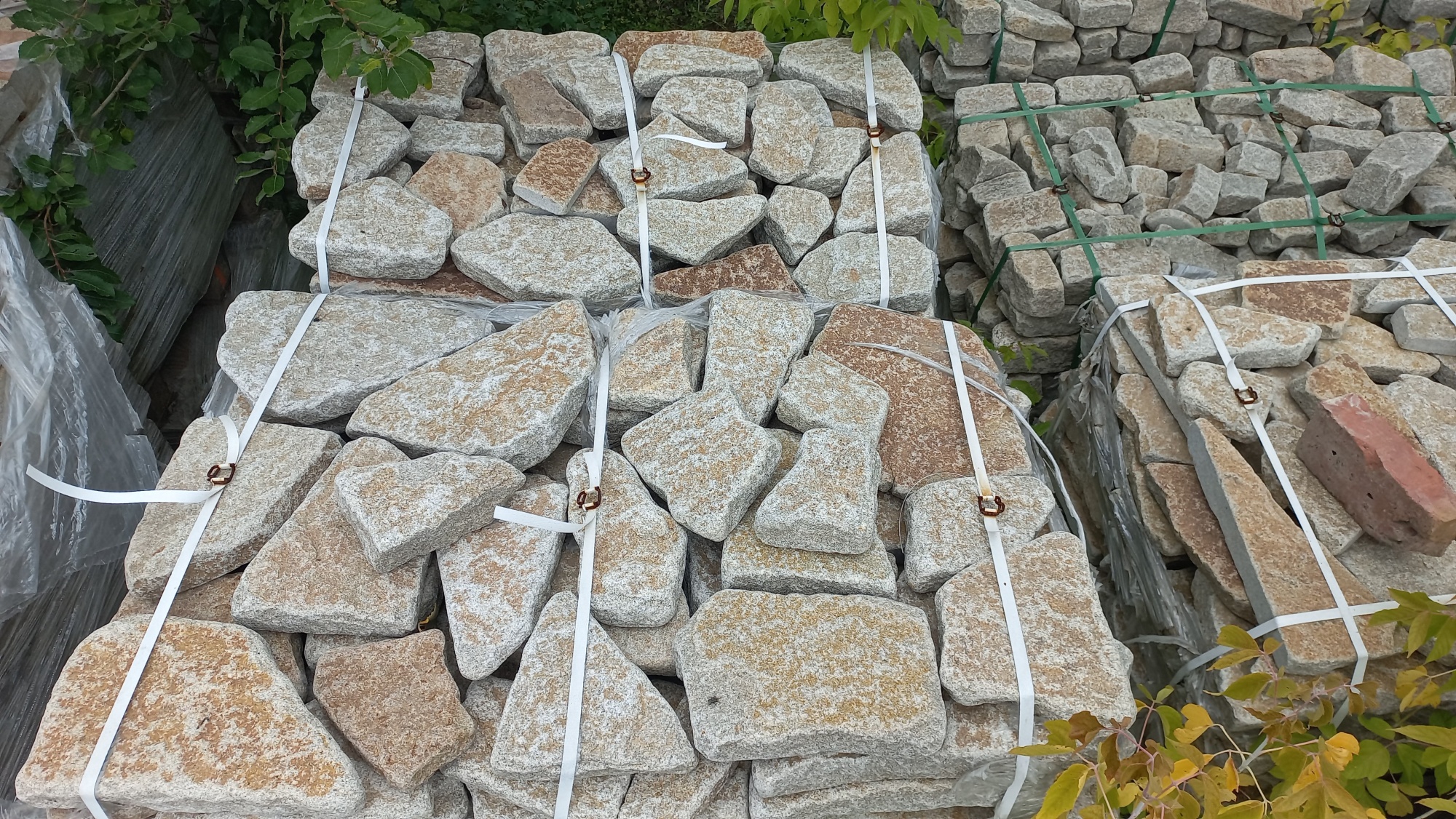 Гранитный плитняк галтованный для мощения купить в Московской области