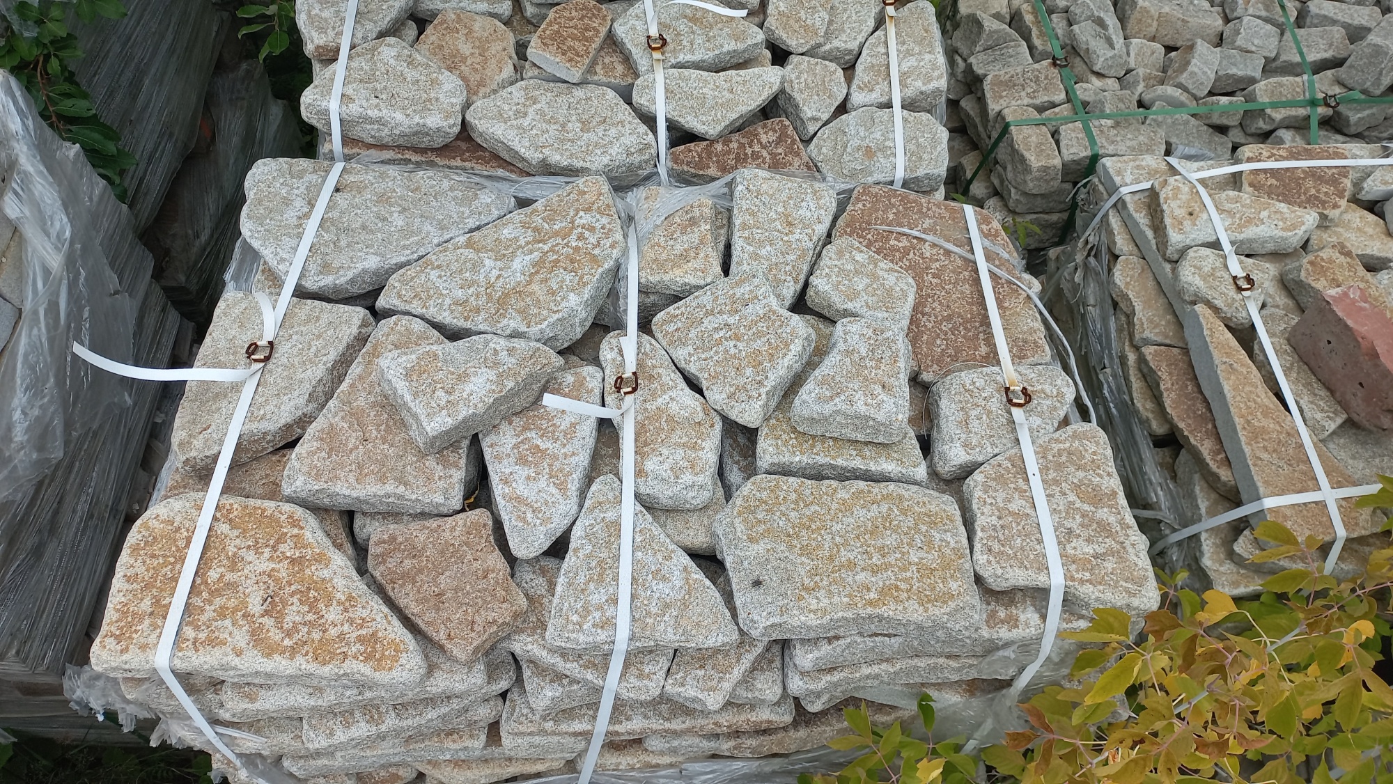 Плитняк галтованный гранитный для ландшафтного дизайна купить в Московской области