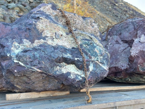 Огромные красно-фиолетовые валуны для ландшафтного дизайна весом более 5 тонн купить в Московской области