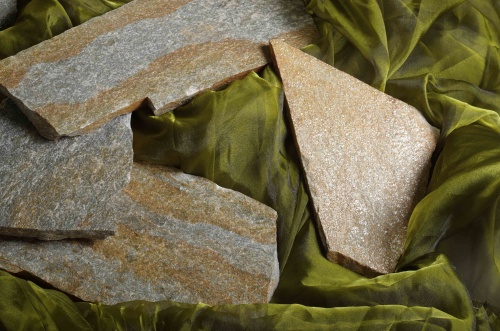 Плитняк златолит Уральский для цоколя, отмостки купить в Московской области