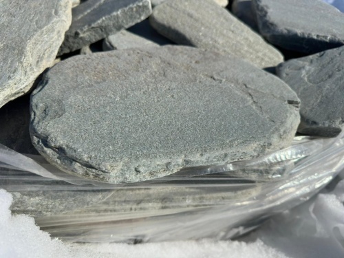 Плитняк златолит зелёный галтованный для мощения на бетон купить в Московской области